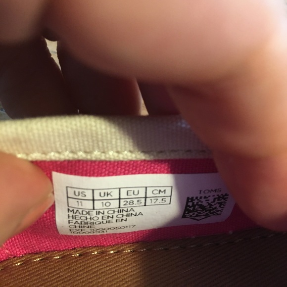 TOMS - Picture 2 of 3